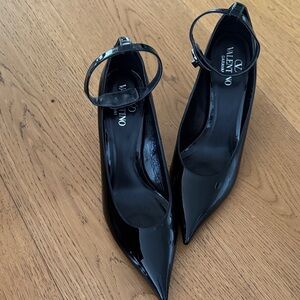 Valentino Women's Glossy/ patent leather Black Heels